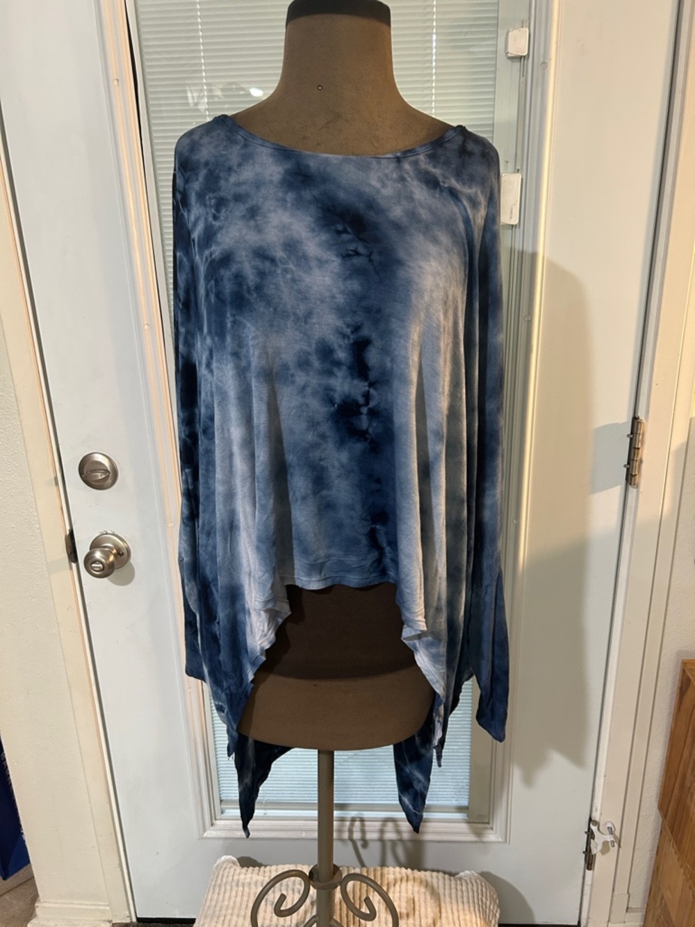 HODGES Collection. Soft Tie-Dye Blue Boatneck Women's Top. Size S. NWT